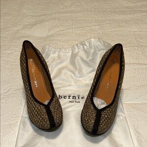 New Bernie mev. Size 38 Women's Black and Brown Woven Heels